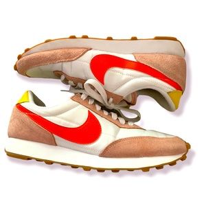 Nike women’s daybreak “ coral dusk” running shoes . Size 7 .